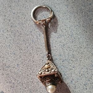 Vintage-Inspired Gold Tone And Pearl Pendant Keychain